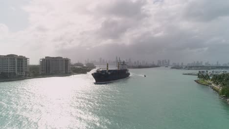 Frachtschiff---Drohnenantenne---Miami,-Florida