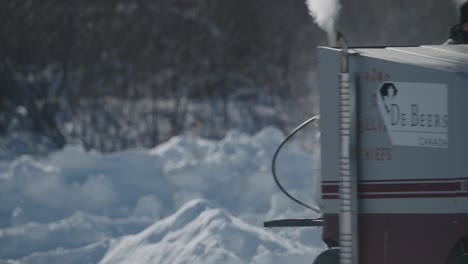 Zamboni-Fährt-Im-Winter-Am-Teich-Im-Freien-Vorbei