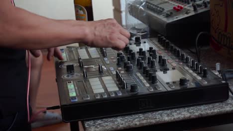 DJ-Tocando-Afuera-En-Una-Fiesta