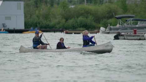 Canoa-De-Remo-Familiar-A-Través-Del-Puerto