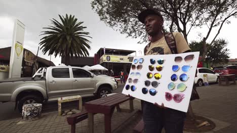 Ein-Männlicher-Verkäufer,-Der-Auf-Den-Straßen-Von-Johannesburg,-Südafrika,-Verschiedene-Sonnenbrillen-Verkauft