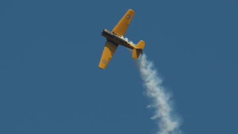 Primer-Plano-De-Un-Avión-Norteamericano-Harvard-Mark-Iv-Entrando-En-Pérdida-O-Giro-De-Cabeza-De-Martillo-En-Un-Espectáculo-Aéreo-En-Cámara-Lenta