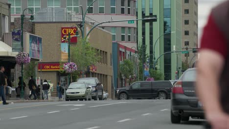 La-Gente-Y-El-Tráfico-En-Una-Calle-Muy-Transitada-En-Yellowknife,-Territorios-Del-Noroeste