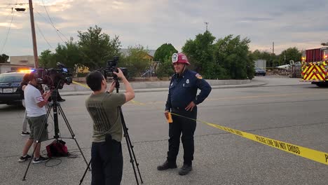 Feuerwehrchef-Spricht-Und-Berichtet-Für-Das-Medienteam-über-Fairview-Fire-California