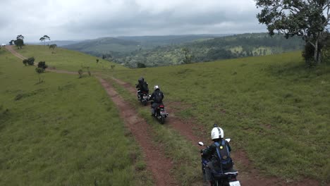 4k-De-Empuje-En-Toma-Aérea-Sobre-Un-Grupo-De-Motociclistas-En-Un-Camino-De-Tierra-En-La-Cima-De-Una-Colina-En-Mondulkiri-Camboya