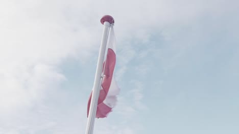 Bandera-De-Groenlandia-Ondeando-En-El-Viento-En-El-Mástil