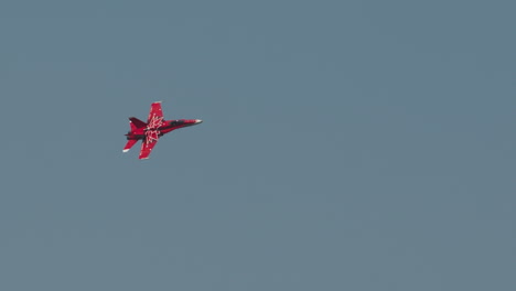 Un-Sobrevuelo-Del-Avispón-CF-18-De-La-Real-Fuerza-Aérea-Canadiense-Que-Muestra-Una-Hoja-De-Arce-Gigante-Pintada-En-La-Parte-Posterior-Del-Avión.