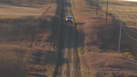 Plano-General-De-Una-Camioneta-Conduciendo-Por-Una-Larga-Carretera-De-Pradera-Hacia-La-Cámara