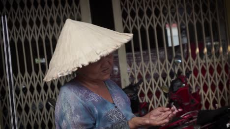 Ikonische-Alte-Asiatische-Dame,-Die-Auf-Einem-Straßenmarkt-Arbeitet