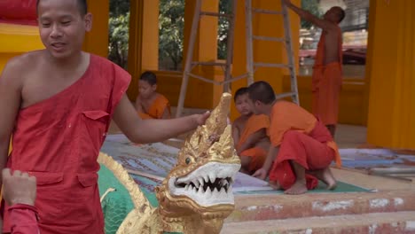 Buddhisten-Bauen-Einen-Tempel-In-Asien