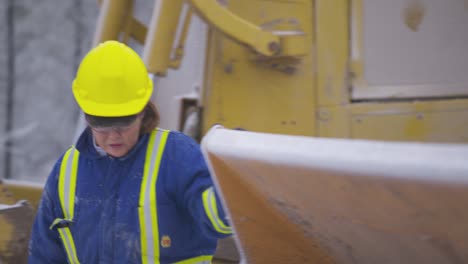 Operadora-De-Equipo-Pesado-Femenina-Inspecciona-El-Cucharón-Y-El-Sistema-Hidráulico-Del-Cargador