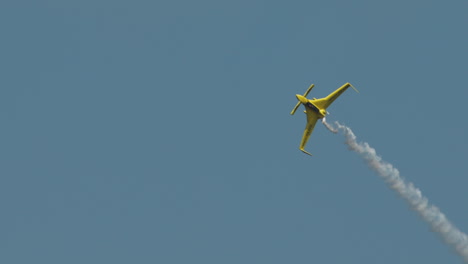 Nahaufnahme-Eines-Kunstflug-Stuntflugzeugs,-Das-Eine-Rolle-Mit-Rauchfahne-Ausführt