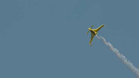 Cerrar-Un-Avión-Acrobático-Realizando-Un-Giro-Con-Un-Rastro-De-Humo.