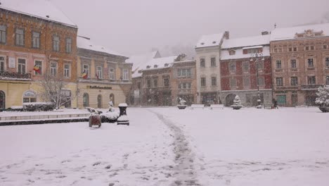 Nieve-Cayendo-En-Un-Día-De-Invierno-En-La-Ciudad-De-Brasov-En-Rumania