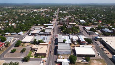 Dies-Sind-Redaktionelle-Luftaufnahmen-Von-Llano-Texas,-Die-Auf-Der-Ford-Street-Nach-Süden-Fliegen