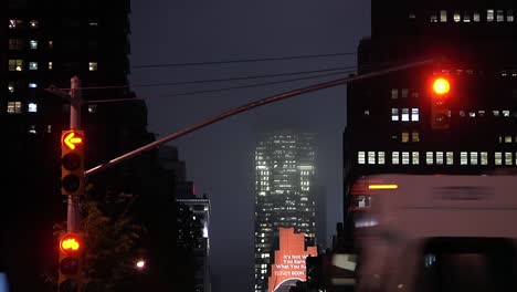 Bloque-De-Oficinas-Con-Luces-Encendidas-Por-La-Noche-Con-Niebla-Nocturna