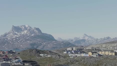 Vista-Del-Paisaje-De-La-Ciudad-De-Nuuk-Picos-De-Montañas-En-El-Fondo