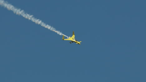 Primer-Plano-Acrobático-Buceando-Con-Rastro-De-Humo