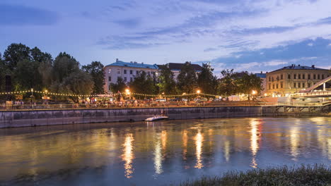 Timelapse-Panorámico-De-Día-A-Noche-Del-Centro-De-La-Ciudad-De-Tartu-En-Verano,-Estonia