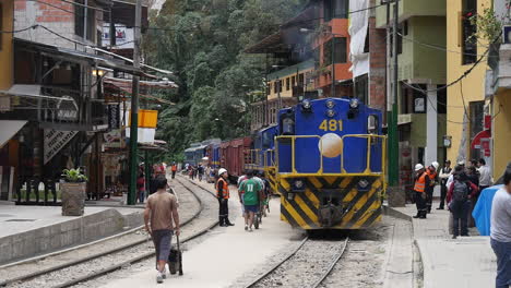 Zug-Am-Bahnhof-Im-Dorf-Guas-Calientes-In-Der-Nähe-Von-Machu-Picchu-In-Peru