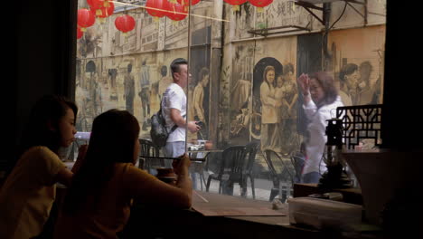 Die-Petaling-Street-Bietet-Mit-Ihren-Lebendigen-Wandgemälden-Und-Restaurants-Ein-Sinnliches-Erlebnis