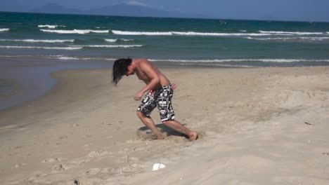 Jugendlicher-Macht-Am-Strand-Einen-Frontflip