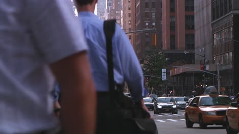New-Yorker-Straßenszene-Mit-Geschäftigen-Fußgängern-Und-Vorbeifahrenden-Autos