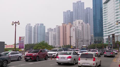 Wide-shot-of-lots-of-cars-on-a-busy-road-in-Haeundea-Beach,-Busan,-South-Korea
