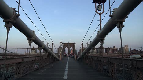 Blick-Am-Frühen-Abend-Auf-Menschen,-Die-Auf-Der-Brooklyn-Bridge-In-New-York-Spazieren-Gehen-Und-Rad-Fahren