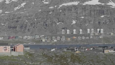 Paisaje-De-La-Ciudad-De-Nuuk-En-Groenlandia-Contra-Una-Gran-Montaña