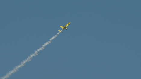 Nahaufnahme-Eines-Kunstflug-Stuntflugzeugs-Beim-Einstieg-In-Den-Steigflug-Mit-Rauchspur