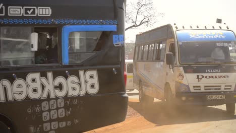 Los-Autobuses-Públicos-Recorren-El-Centro-De-La-Ciudad-De-Nairobi-En-Kenia,-África-Oriental