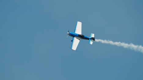 Nahaufnahme-Eines-Kunstflug-Stuntflugzeugs,-Das-Langsame-Querruderrollen-Ausführt