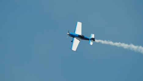 Cerrar-Un-Avión-Acrobático-Haciendo-Giros-Lentos-De-Alerones