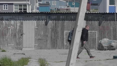 Pareja-Jugando-Frisbee-Y-Divirtiéndose-En-El-Parque-Local-En-Nuuk,-Groenlandia