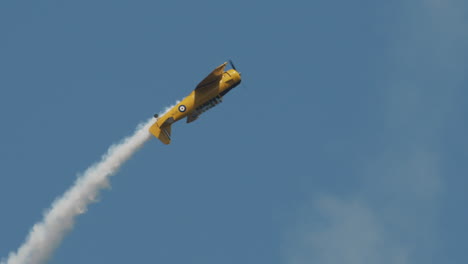 Gran-Primer-Plano-Del-Avión-Norteamericano-Harvard-Mark-Iv-Realizando-Un-Bucle-En-Una-Exhibición-Aérea-En-Cámara-Lenta