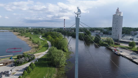 Stoßaufnahme-In-Richtung-Einer-Brücke-Mit-Einer-Wikingerschiff-Skulptur-An-Der-Spitze