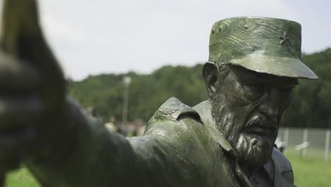 Estatua-De-Bronce-De-Fidel-Castro-En-El-Monumento-Del-Patrimonio-Nacional-En-Ciudad-Del-Cabo,-Sudáfrica