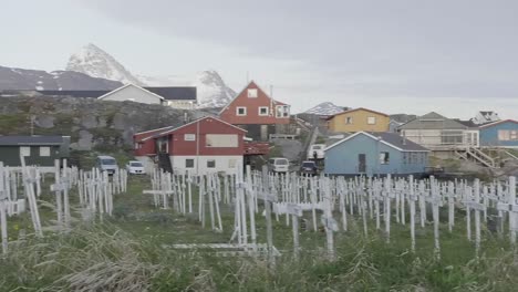 Friedhof-In-Nuuk-Mit-Gebäuden-Im-Hintergrund