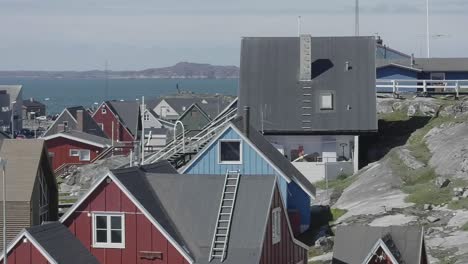 Schwenk-Nach-Links,-Blick-Auf-Die-Stadtlandschaft-Von-Nuuk-Mit-Häusern-Und-Wohnwohnungen-In-Grönland