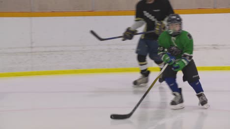 Un-Joven-Jugador-De-Hockey-Patina-Detrás-De-La-Red-Durante-La-Práctica-Con-Jugadores-Mayores.