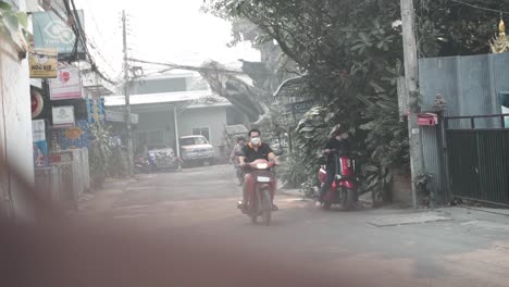 B-roll-Cinematográfico-De-Mopedbiker-En-Asia