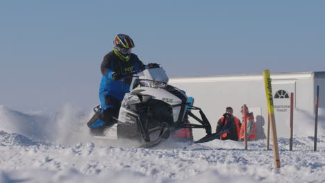 Arctic-Cat-Snowmobile-Drag-Racing-Startet-In-Zeitlupe-An-Der-Startlinie