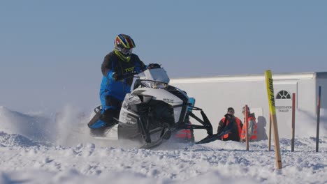 Las-Carreras-De-Motos-De-Nieve-Arctic-Cat-Despegan-En-La-Línea-De-Salida-En-Cámara-Lenta