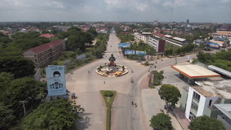 Vista-De-Ariel-Sobre-La-Ciudad-De-Battambang,-Camboya,-Con-Una-Rotonda-Icónica