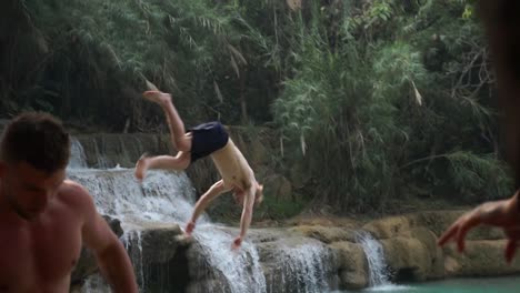 Jóvenes-Haciendo-Un-Frontflip-Hacia-Abajo-En-El-Agua.