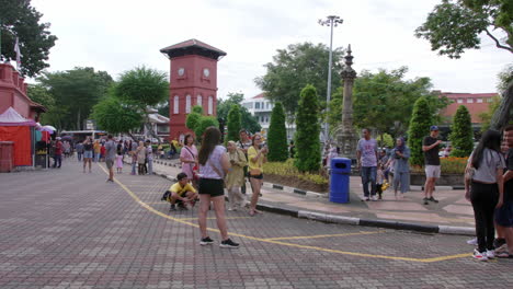 Turistas-De-Diversos-Orígenes-Haciendo-Clic-En-Fotos-En-El-Móvil,-Malaca