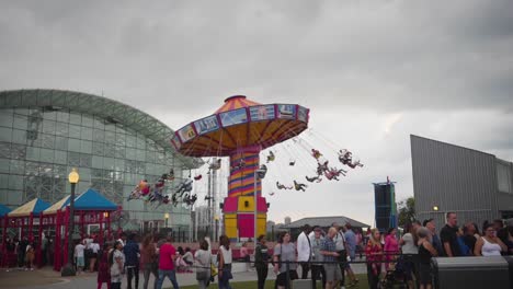 Karussellfahrt-Am-Navy-Pier-Im-Sommer-An-Einem-Bewölkten-Tag