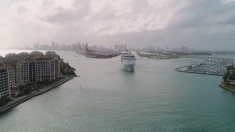 Kreuzfahrtschiff---Drohnenantenne---Miami,-Florida