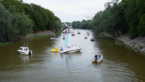 Timelapse-De-Numerosos-Barcos-Navegando-Por-El-Río-Emajogi-En-La-Ciudad-De-Tartu,-Estonia